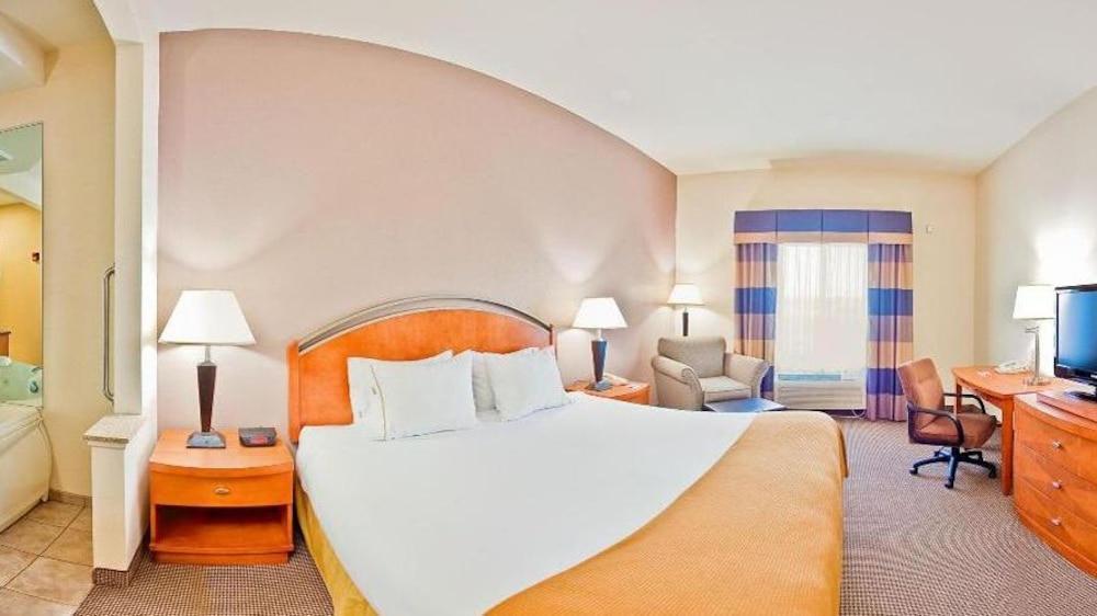 Holiday Inn Express Forest City By Ihg Exterior photo
