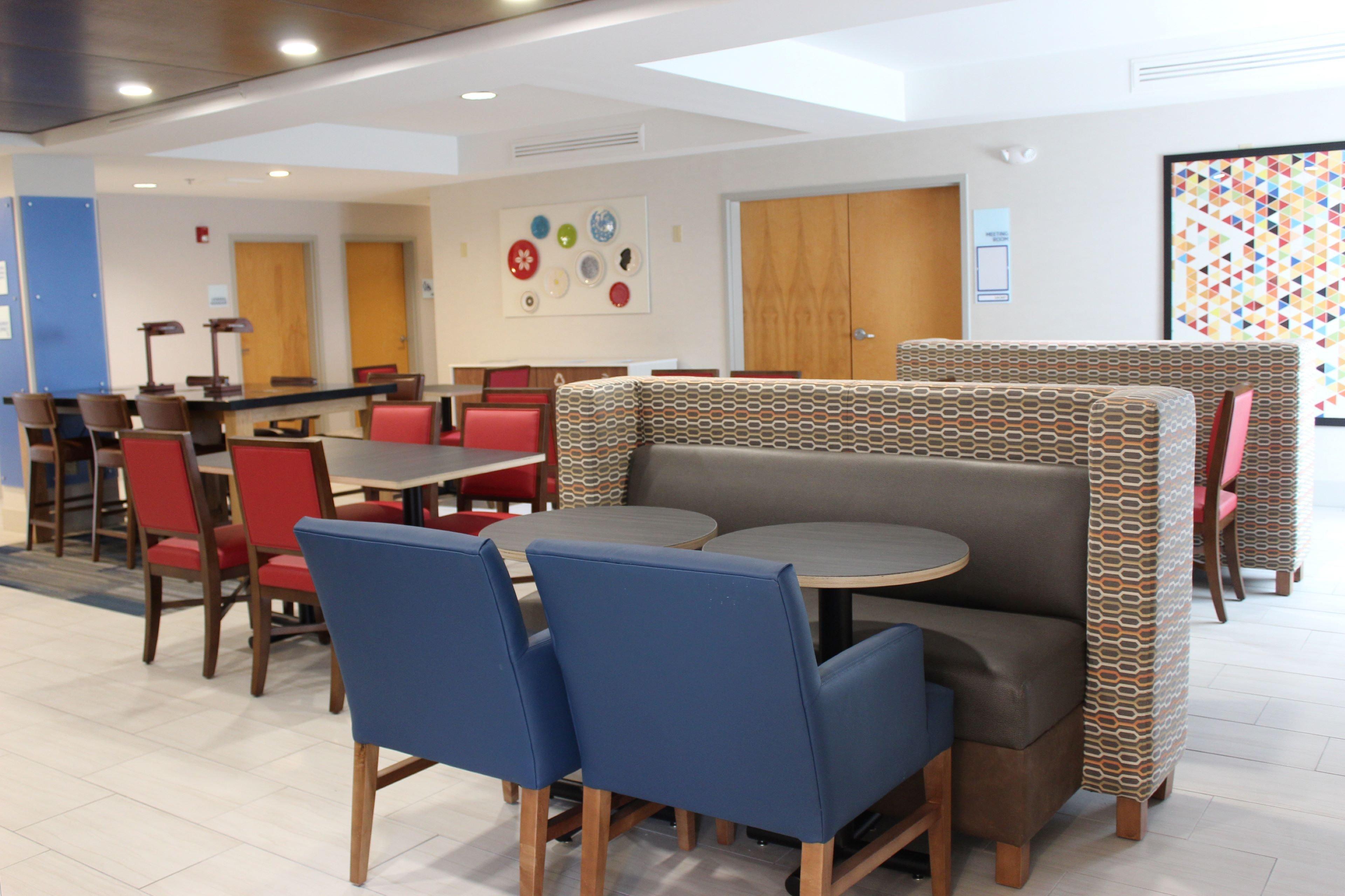 Holiday Inn Express Forest City By Ihg Exterior photo