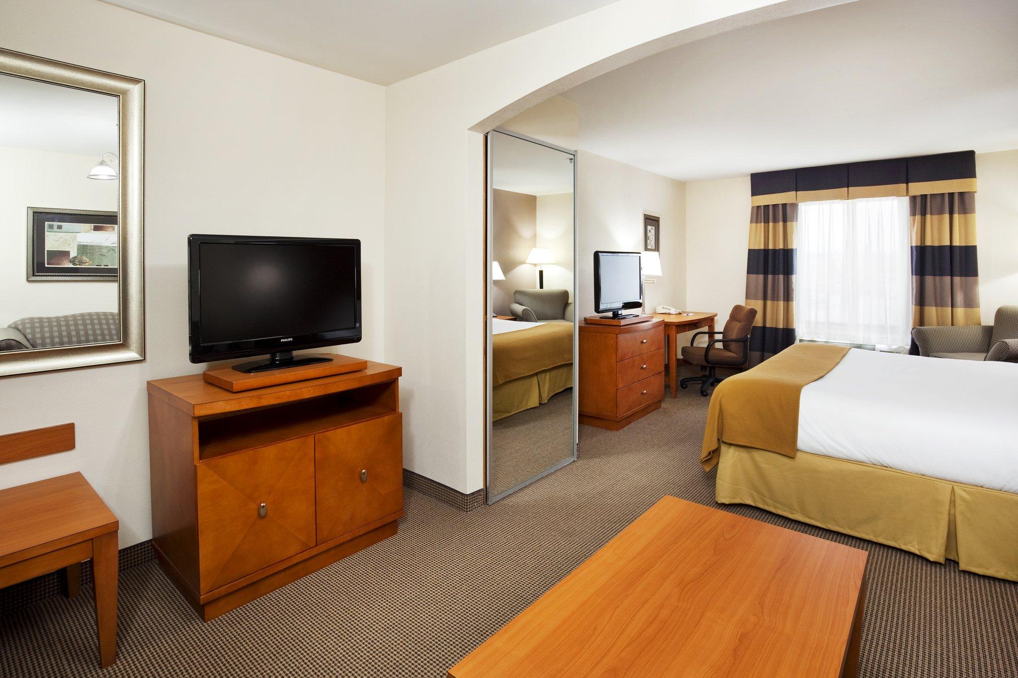 Holiday Inn Express Forest City By Ihg Room photo