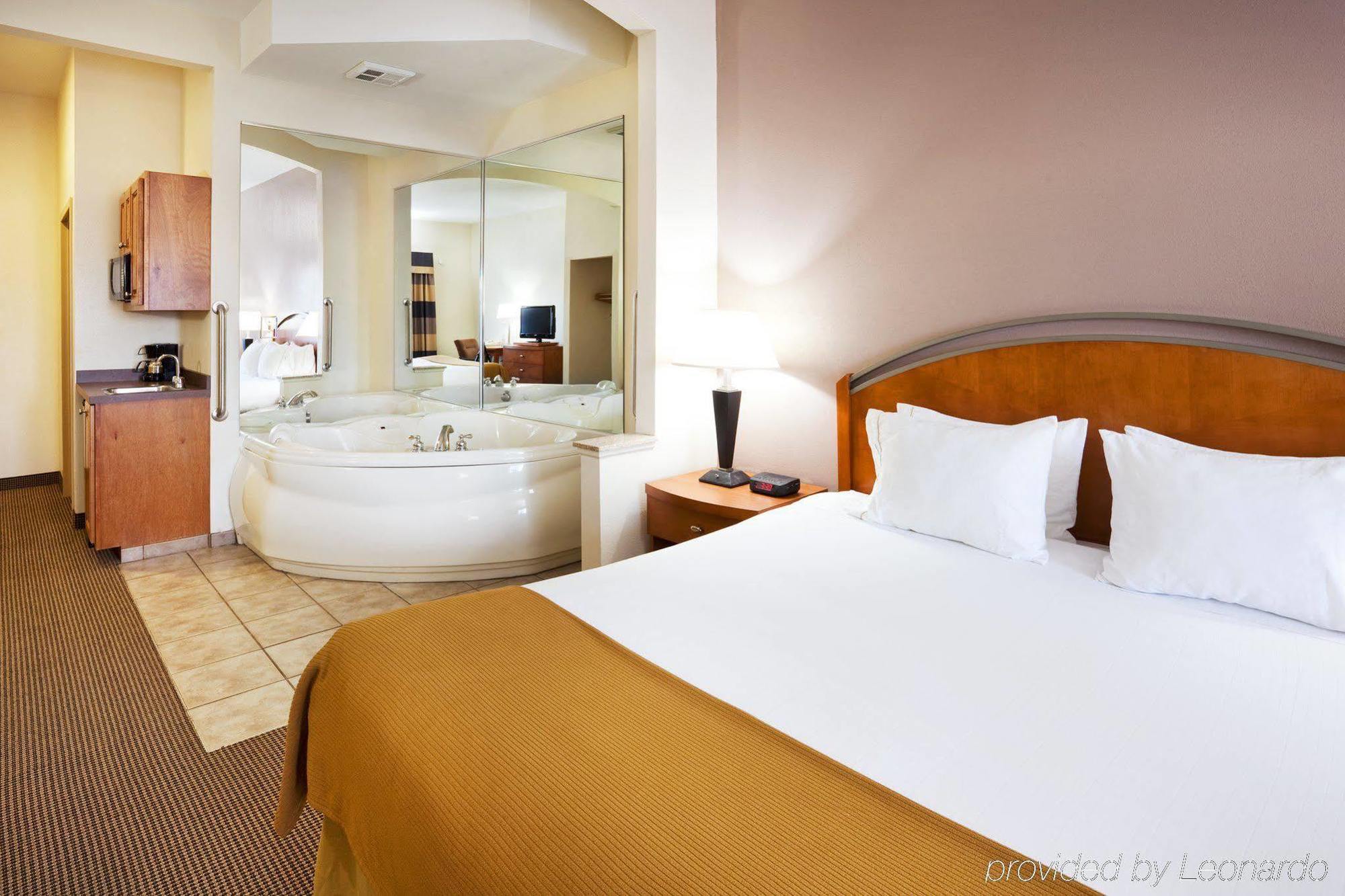 Holiday Inn Express Forest City By Ihg Room photo